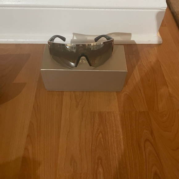 Versace Sunglasses Unisex. Rarely worn .condition 9/10 - Picture 1 of 4